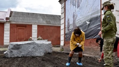 У Кропивницькому біля полкового храму засіяли символічне "Поле пам’яті" У Кропивницькому біля полкового храму засіяли символічне "Поле пам’яті"