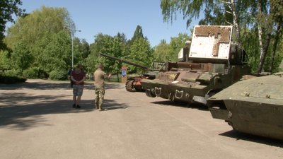 Грузинський легіонер Зал Латарія поблизу знищеної техніки в парку "Перемоги" в Черкасах Грузинський легіонер Зал Латарія поблизу знищеної техніки в парку "Перемоги" в Черкасах