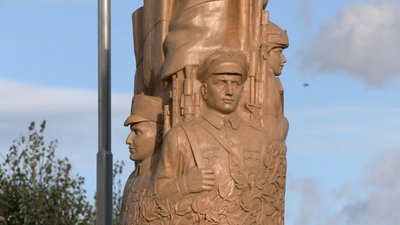 Три історичні періоди: на Рівненщині відкрили дерев'яну скульптуру "За Україну" Три історичні періоди: на Рівненщині відкрили дерев'яну скульптуру "За Україну"