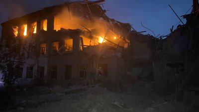 Російські військові вночі 2 серпня обстріляли Миколаївку — під завалами можуть знаходитись люди