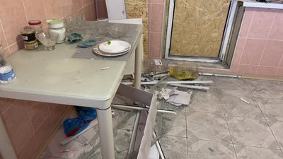 Снаряд РФ майже місяць тому влучив в будинок: як жителі багатоповерхівки в Херсоні готуються до зими Снаряд РФ майже місяць тому влучив в будинок: як жителі багатоповерхівки в Херсоні готуються до зими