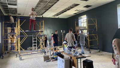 Програма "ВідНОВА:UA": молодь із різних регіонів України ремонтує молодіжний простір у селі Левків на Житомирщині Програма "ВідНОВА:UA": молодь із різних регіонів України ремонтує молодіжний простір у селі Левків на Житомирщині
