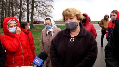 На Житомирщині жителі села Камінь перекривали дорогу, протестуючи проти оптимізації місцевої школи На Житомирщині жителі села Камінь перекривали дорогу, протестуючи проти оптимізації місцевої школи