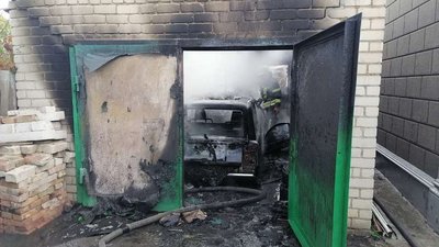 У Херсоні горів гараж із автівкою
