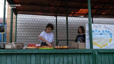 Школярі з Одещини продають зроблені власноруч смаколики для допомоги військовим
