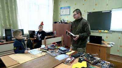 Програмування та робототехніка: ветеран російсько-української війни проводить заняття на Вінниччині