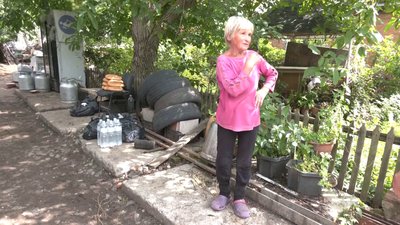 Консервують городину та пиляють дрова. Як готуються до зими жителі села на Запоріжжі, що під постійними обстрілами Консервують городину та пиляють дрова. Як готуються до зими жителі села на Запоріжжі, що під постійними обстрілами