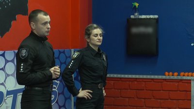 У Сумах жінок вчили самообороні у рамках проєкту "Обізнана і захищена" У Сумах жінок вчили самообороні у рамках проєкту "Обізнана і захищена"