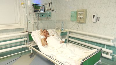 Під ліхтариками телефону: у Черкасах лікарі провели операцію на серці під час блекауту
