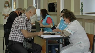 Масова вакцинація від COVID-19: як працював центр щеплення у Полтаві у перший день