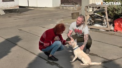 Собака Блонда з новими господарями Собака Блонда з новими господарями