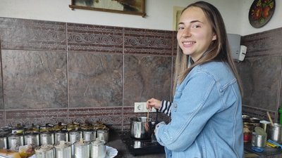 З жерстяних банок, картону і парафіну. Як дніпрянка виготовляє окопні свічки для військових
