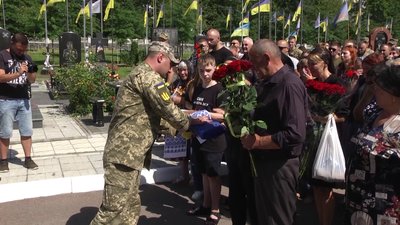 На Смолянському цвинтарі у Житомирі попрощалися із трьома військовими, які загинули на Херсонщині На Смолянському цвинтарі у Житомирі попрощалися із трьома військовими, які загинули на Херсонщині