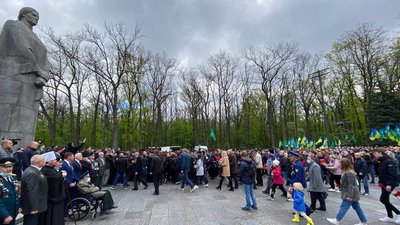 Терехов просить не порушувати карантин 9 травня у Харкові, сам прийшов без маски Терехов просить не порушувати карантин 9 травня у Харкові, сам прийшов без маски