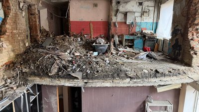 Пошкоджена внаслідок російської дронової атаки 25 жовтня п'ятиповерхівка у Вінниці