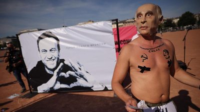 Флакони з "Новачком" та українські прапори. У Женеві пройшов пікет проти Володимира Путіна Флакони з "Новачком" та українські прапори. У Женеві пройшов пікет проти Володимира Путіна