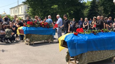 "Дуже велика втрата": у Полтаві попрощалися з воїнами Олександром Кишком та Ігорем Ракуліним