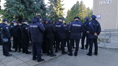 Тернопільським поліцейським, які працюватимуть під час виборів, провели інструктаж