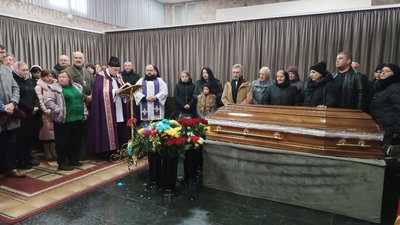 Попрощатись з Віктором Шмирком у Хмельницькому прийшли рідні, друзі, знайомі й побратими Попрощатись з Віктором Шмирком у Хмельницькому прийшли рідні, друзі, знайомі й побратими