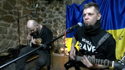Власними піснями. В Миколаєві військові збирали гроші на ремонт автомобіля Власними піснями. В Миколаєві військові збирали гроші на ремонт автомобіля