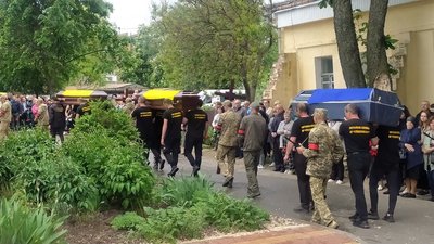 У Сумах прощаються із трьома енергетиками, які загинули від російського обстрілу У Сумах прощаються із трьома енергетиками, які загинули від російського обстрілу