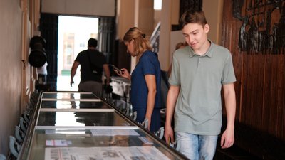 "Україна – Розп’яття. Епізоди": у Чернівцях відкрили виставку про російсько-українську війну "Україна – Розп’яття. Епізоди": у Чернівцях відкрили виставку про російсько-українську війну