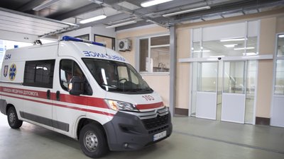 Швидка на території Київської міської клінічної лікарні швидкої медичної допомоги