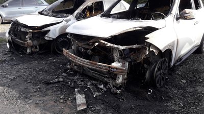 У Полтаві горіло шість легковиків: справу розслідують як підпал