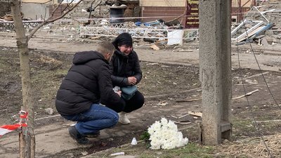 Люди приносять іграшки і квіти. Який вигляд має місце ракетного удару по Кривому Рогу Люди приносять іграшки і квіти. Який вигляд має місце ракетного удару по Кривому Рогу