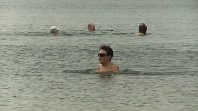 Запоріжці продовжують купатися у Дніпрі попри попередження про небезпеку