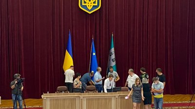 У Сумах підприємці прийшли на сесію з вимогою змінити карантинні обмеження У Сумах підприємці прийшли на сесію з вимогою змінити карантинні обмеження