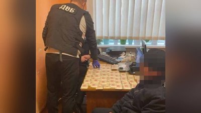 Вінничанин хотів "відкупитися" від слідства за 30 000 гривень Вінничанин хотів "відкупитися" від слідства за 30 000 гривень