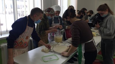 Тернопільські волонтери передали допомогу військовим на схід Тернопільські волонтери передали допомогу військовим на схід