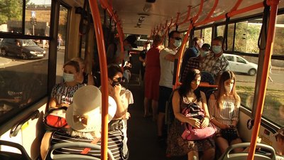 На кінцевих зупинках громадського транспорту в Одесі працюють "посадочні команди" На кінцевих зупинках громадського транспорту в Одесі працюють "посадочні команди"