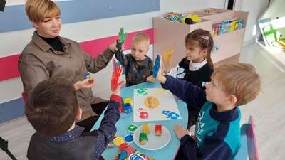Гралися та малювали: у Черкасах для вихованців "Країни добра" влаштували свято Гралися та малювали: у Черкасах для вихованців "Країни добра" влаштували свято