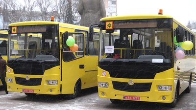 Школи Житомирщини отримали 16 нових автобусів