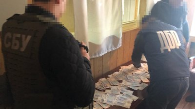 Прокурора з Донеччини затримали на хабарі у майже 100 тис. грн. ФОТО Прокурора з Донеччини затримали на хабарі у майже 100 тис. грн. ФОТО