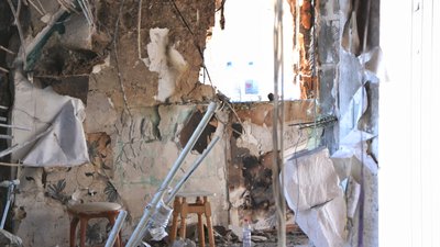 Холодильник над прірвою й уламки меблів. Внаслідок ракетного удару в одеському ЖК пошкоджено вісім квартир Холодильник над прірвою й уламки меблів. Внаслідок ракетного удару в одеському ЖК пошкоджено вісім квартир