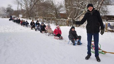 У селі на Волині зібрали дітей, щоб створити рекордний "потяг" з санчат