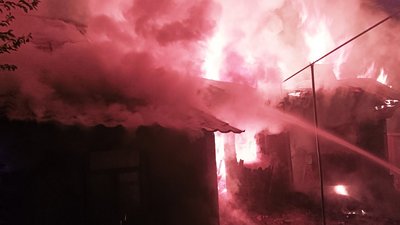 На Хмельниччині рятувальники ліквідовували пожежу. На Хмельниччині рятувальники ліквідовували пожежу.