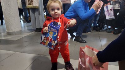 В Ужгороді діти із Маріуполя отримали подарунки від Святого Миколая з Нацгвардії В Ужгороді діти із Маріуполя отримали подарунки від Святого Миколая з Нацгвардії