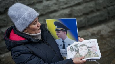 "Наших дітей привозять з тавром "самогубці": батьки загиблих під час служби солдатів приїхали під ОП "Наших дітей привозять з тавром "самогубці": батьки загиблих під час служби солдатів приїхали під ОП