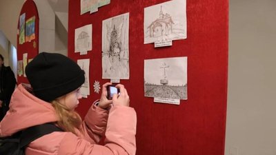У Києві нагородили переможців конкурсу дитячих малюнків. Гроші від проданих робіт передадуть ЗСУ