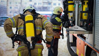 Рятувальники приїхали на гасіння пожежі Рятувальники приїхали на гасіння пожежі