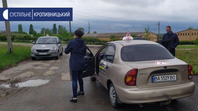 В машині перебуватимуть не більше двох людей, в масках і рукавицях В машині перебуватимуть не більше двох людей, в масках і рукавицях
