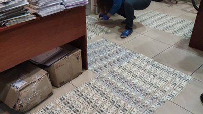 В Одесі двох людей підозрюють у спробі заволодіння будівлею Державної фіскальної служби В Одесі двох людей підозрюють у спробі заволодіння будівлею Державної фіскальної служби
