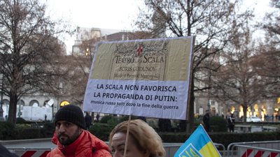 La Scala відкрила сезон російською оперою, а українці прийшли під театр із протестом La Scala відкрила сезон російською оперою, а українці прийшли під театр із протестом