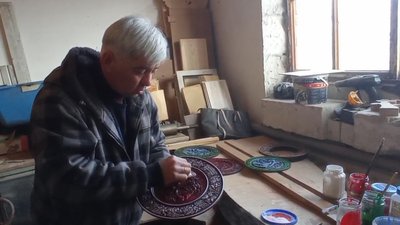 На Житомирщині переселенець із Бучанського району створює сувенірні тарілки на патріотичну тематику На Житомирщині переселенець із Бучанського району створює сувенірні тарілки на патріотичну тематику
