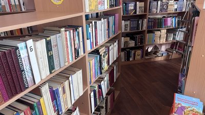книги у бібліотеці