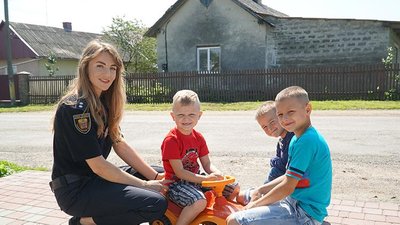 "Працюю з дітьми за покликом душі". Поліцейська з Тернопільщини розповіла про свою роботу
